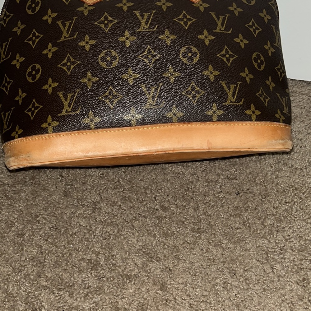 🔥🔥 Louis Vuitton Alma Purse with studded gold medal front and two zippers. - Picture 7 of 16